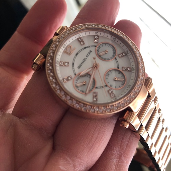 Michael Kors Rose Gold Watch - Picture 2 of 8